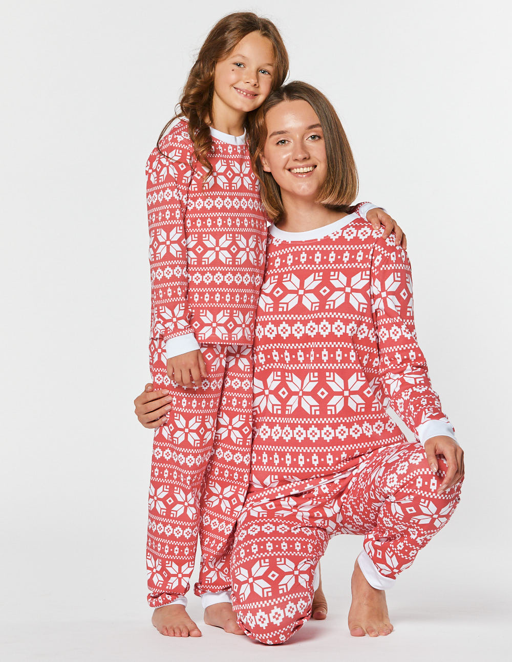 Пижамы со снежинками для мамы и дочки - фото1