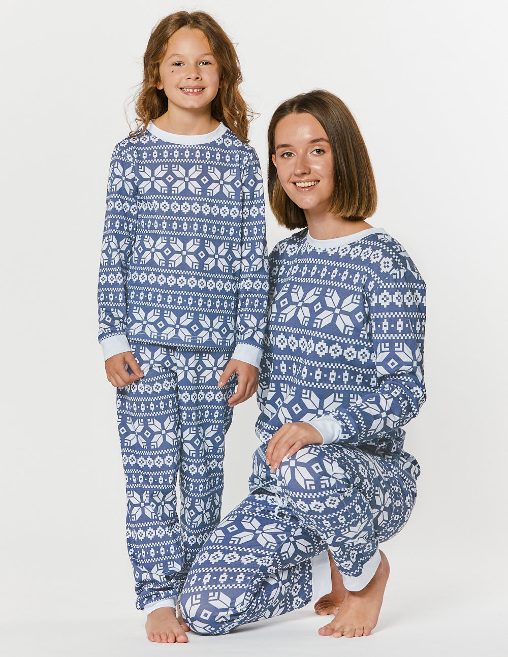 Пижамы со снежинками для мамы и дочки - фото1