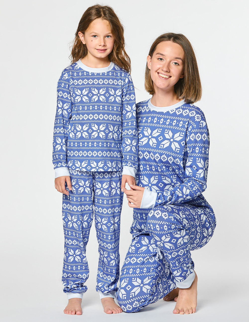 Пижамы со снежинками для мамы и дочки - фото1