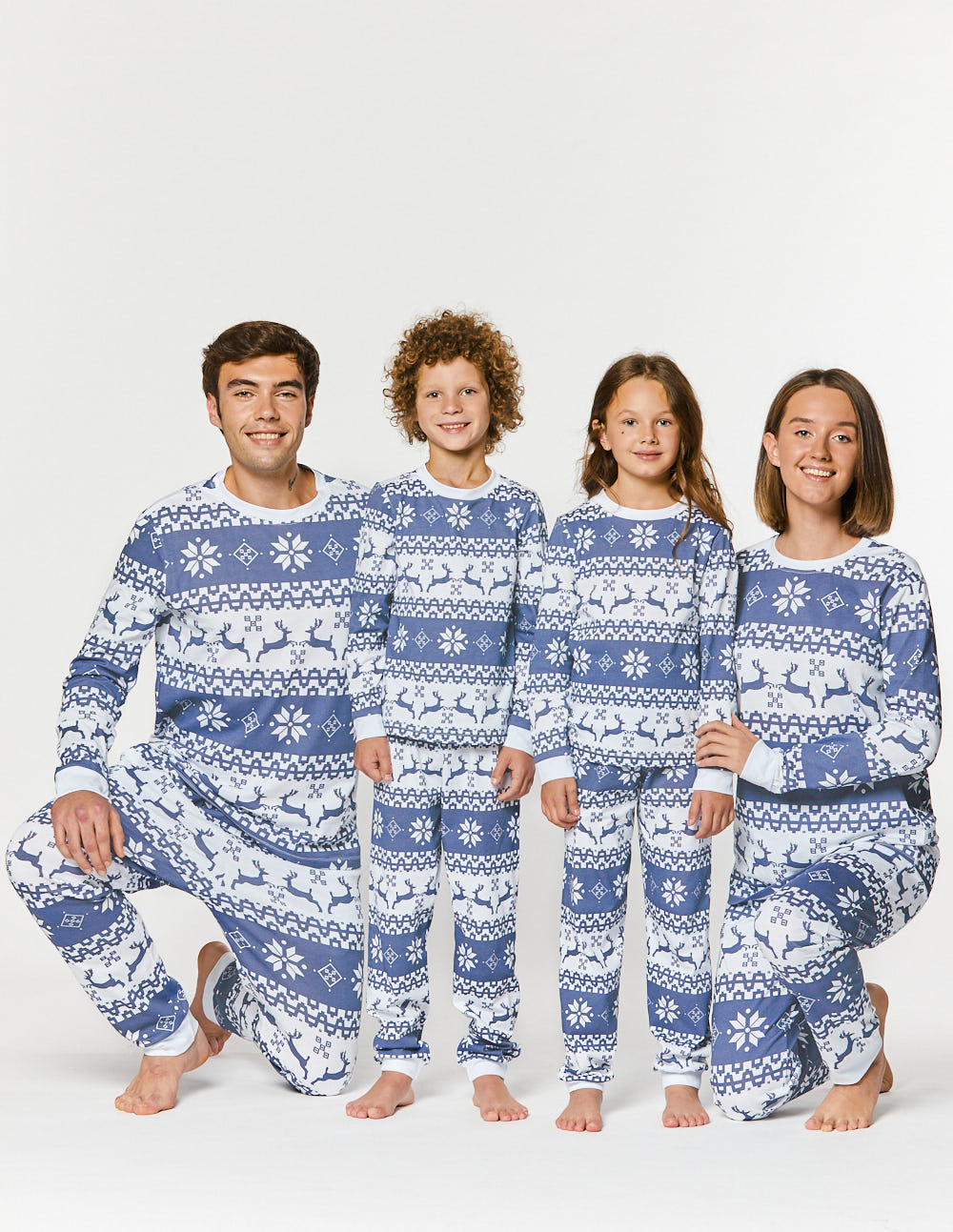 Пижамы с оленями для папы, мамы и двух детей - фото3