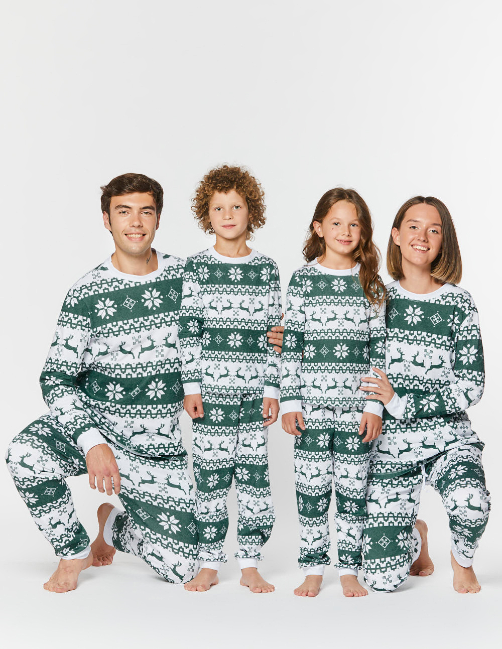 Пижамы с оленями для папы, мамы и двух детей - фото3