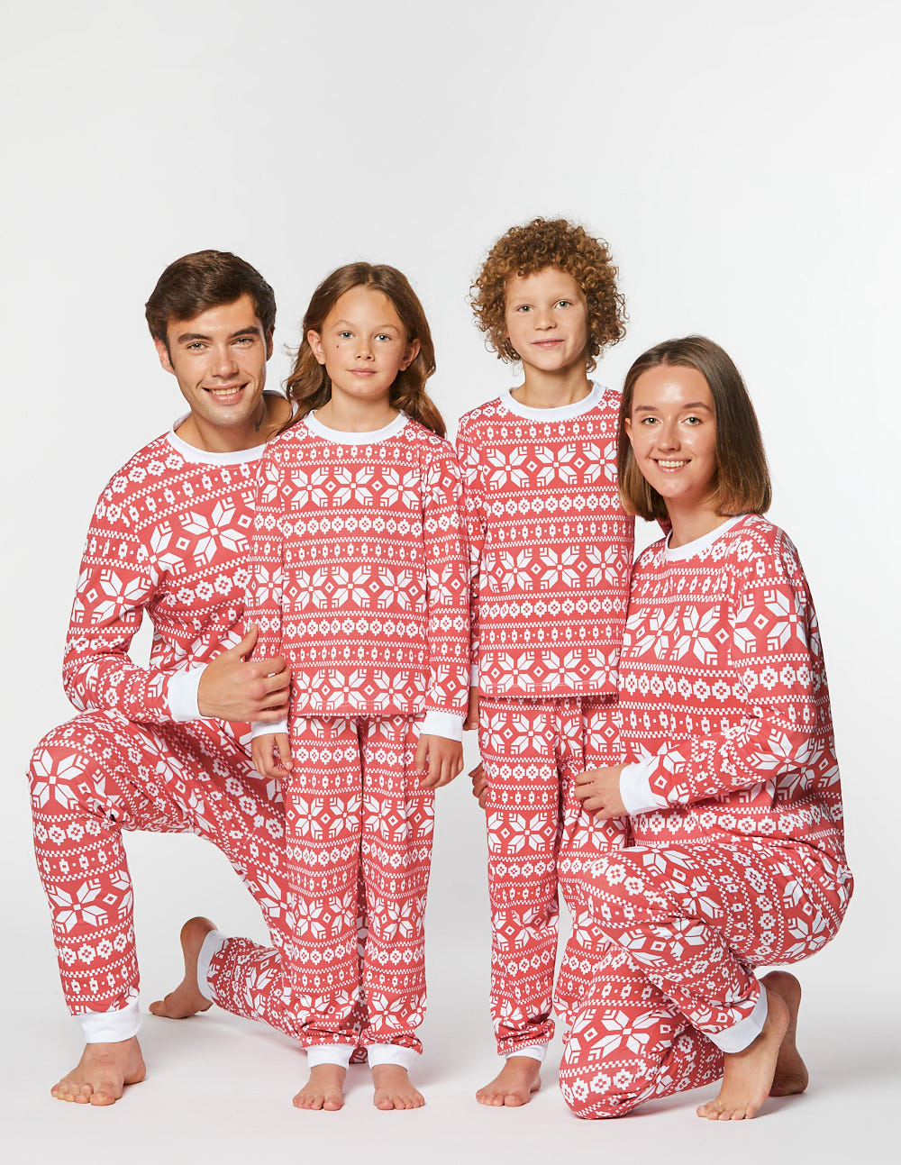 Пижамы со снежинками для папы, мамы и двух детей - фото4