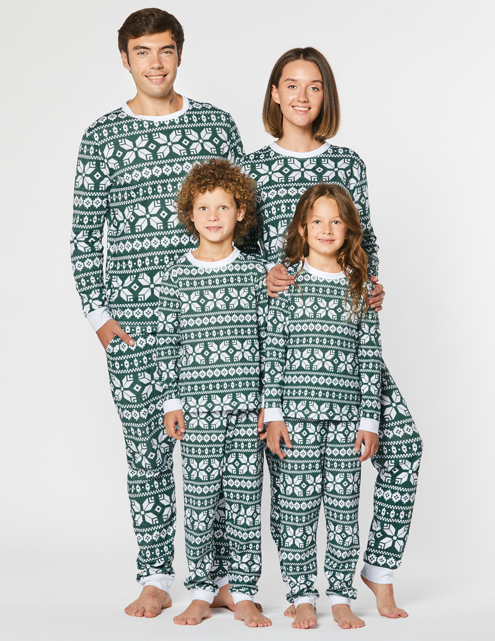 Пижамы со снежинками для папы, мамы и двух детей - фото1