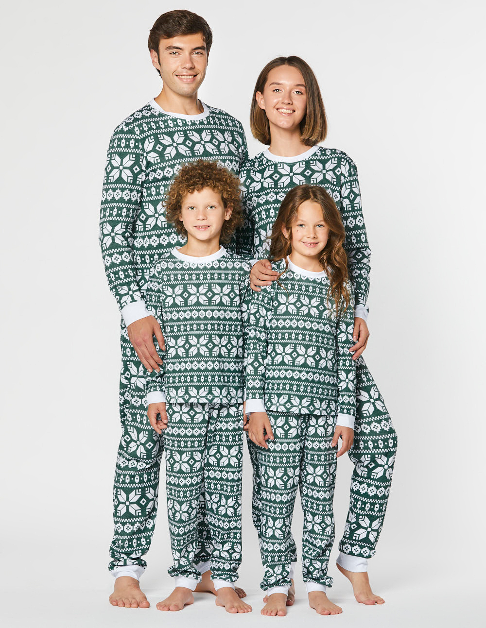 Пижамы со снежинками для папы, мамы и двух детей - фото2