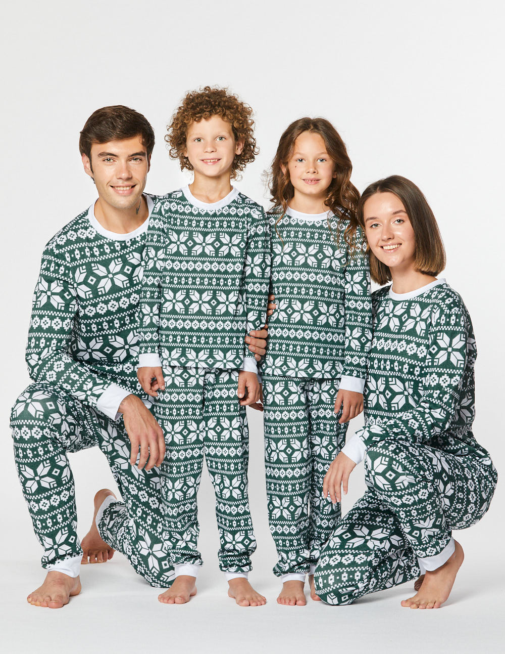Пижамы со снежинками для папы, мамы и двух детей - фото3