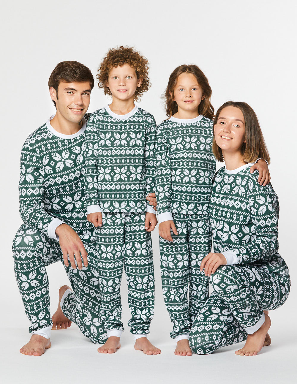 Пижамы со снежинками для папы, мамы и двух детей - фото4