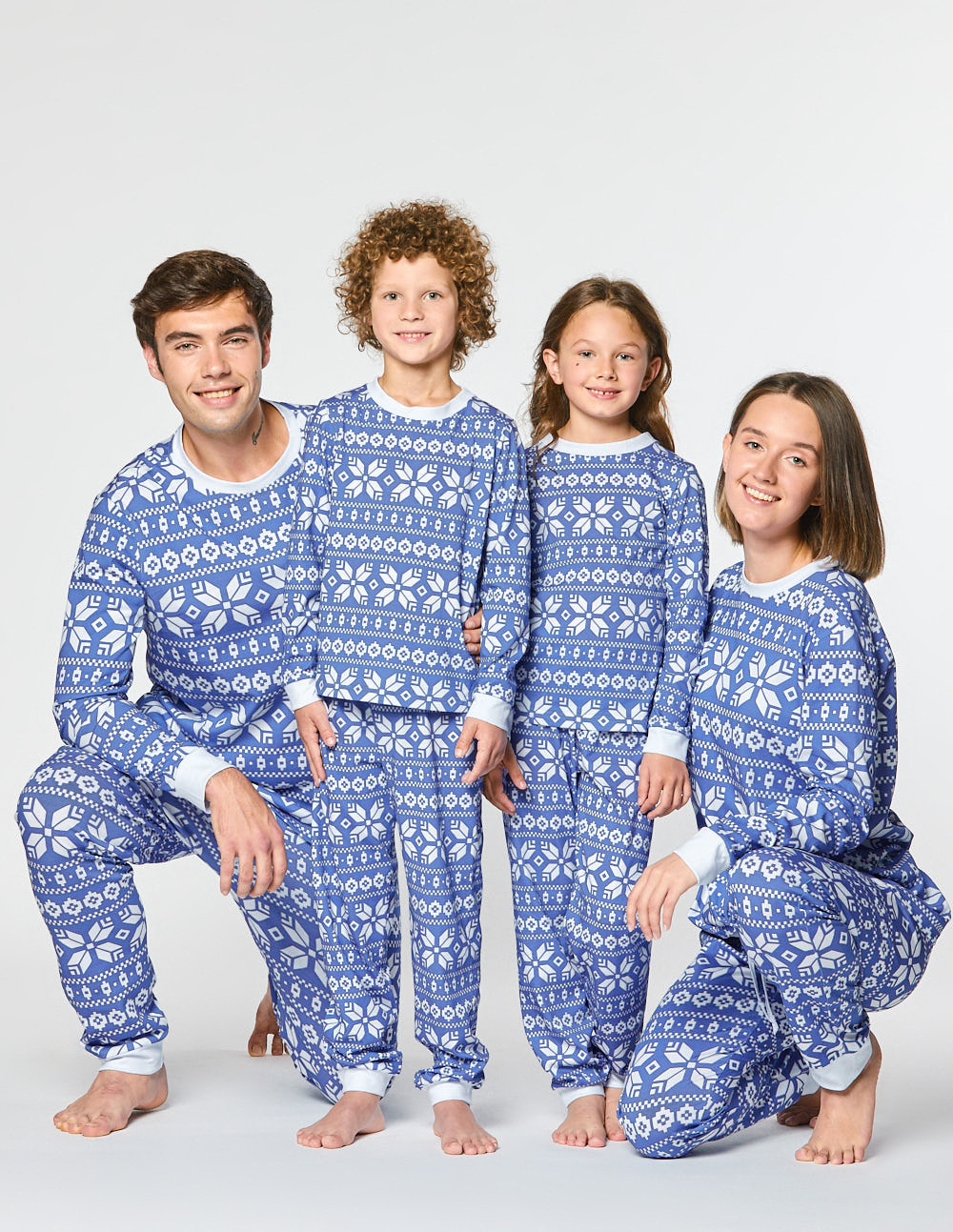 Пижамы со снежинками для папы, мамы и двух детей - фото3