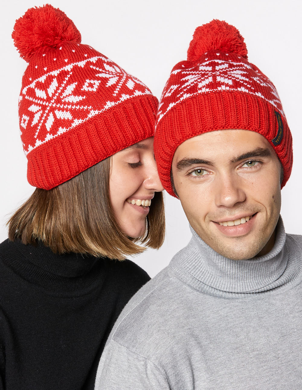 Мужская и женская шапки со снежинками - фото2