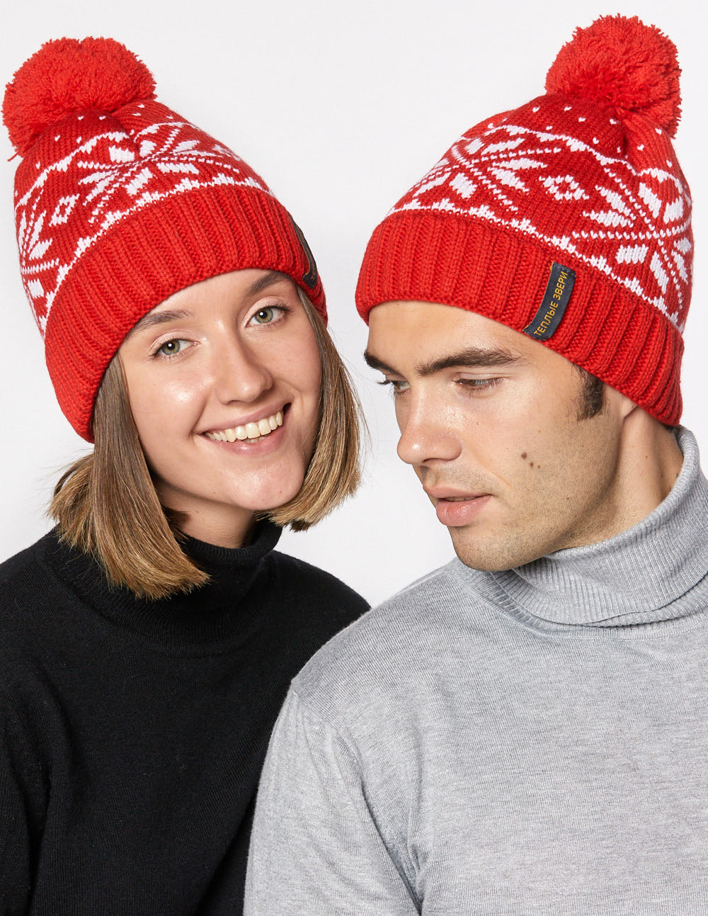 Мужская и женская шапки со снежинками - фото4