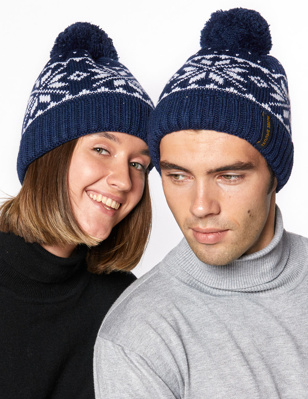 Мужская и женская шапки со снежинками - фото2