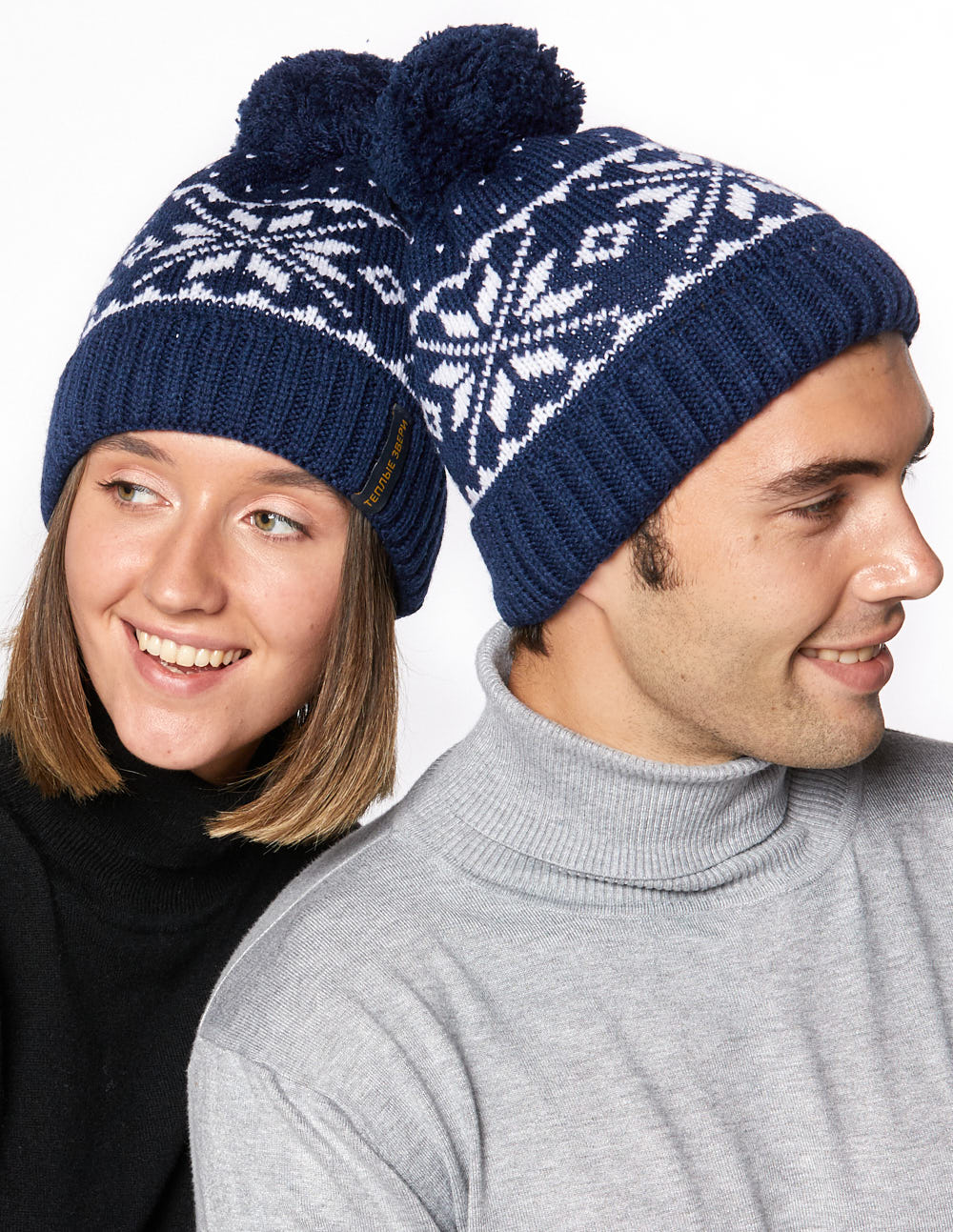 Мужская и женская шапки со снежинками - фото3