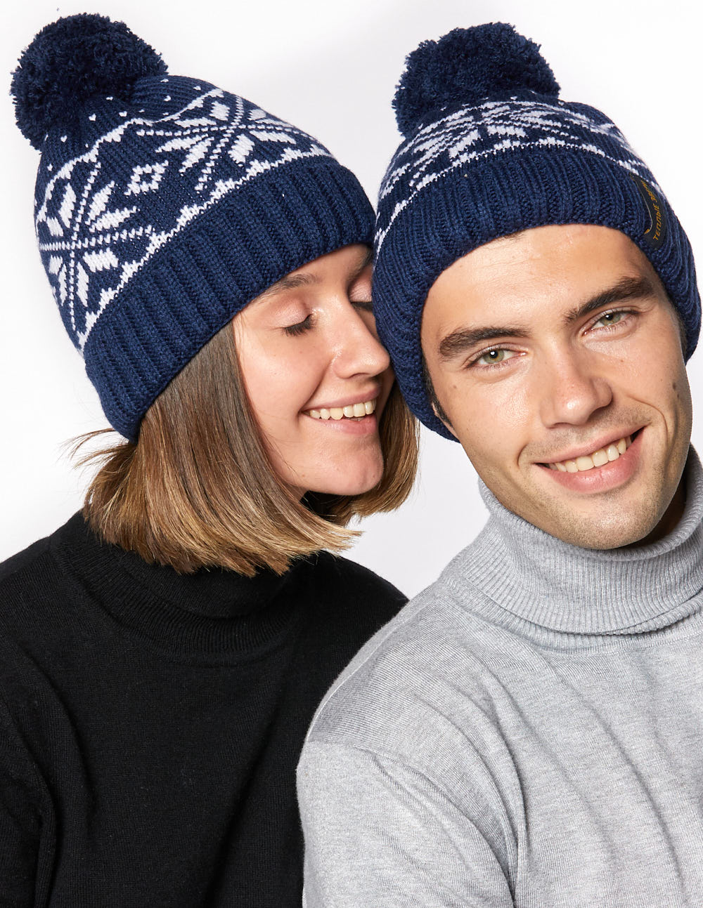 Мужская и женская шапки со снежинками - фото4