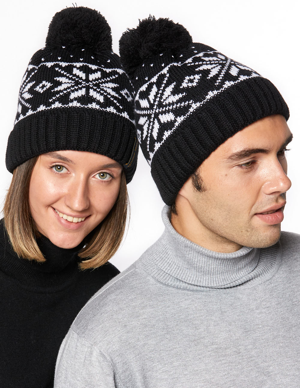 Мужская и женская шапки со снежинками - фото2