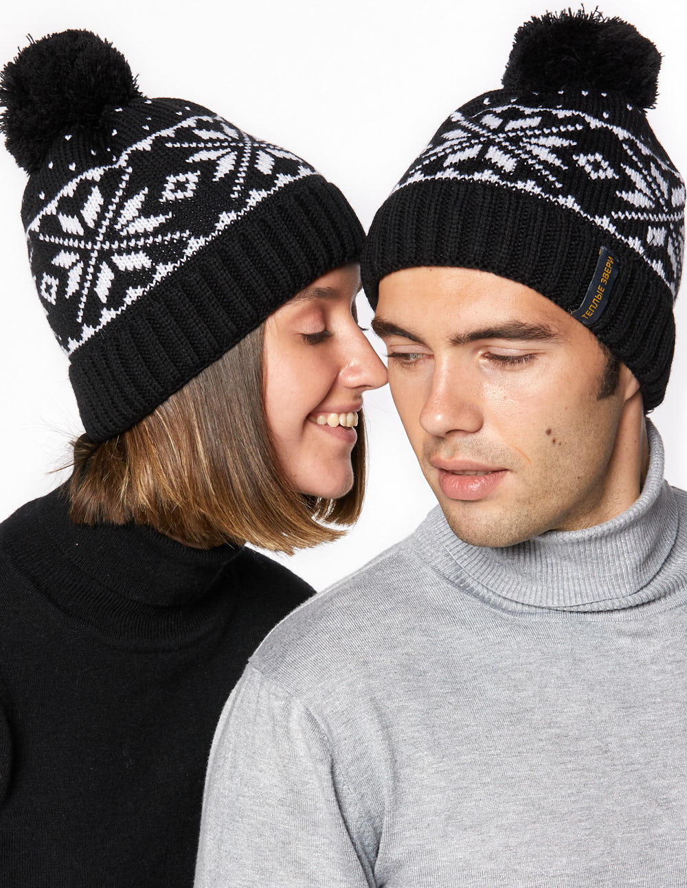 Мужская и женская шапки со снежинками - фото3