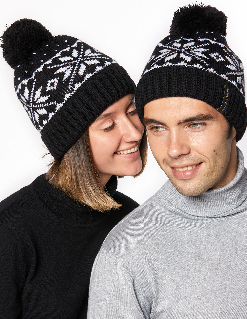 Мужская и женская шапки со снежинками - фото4