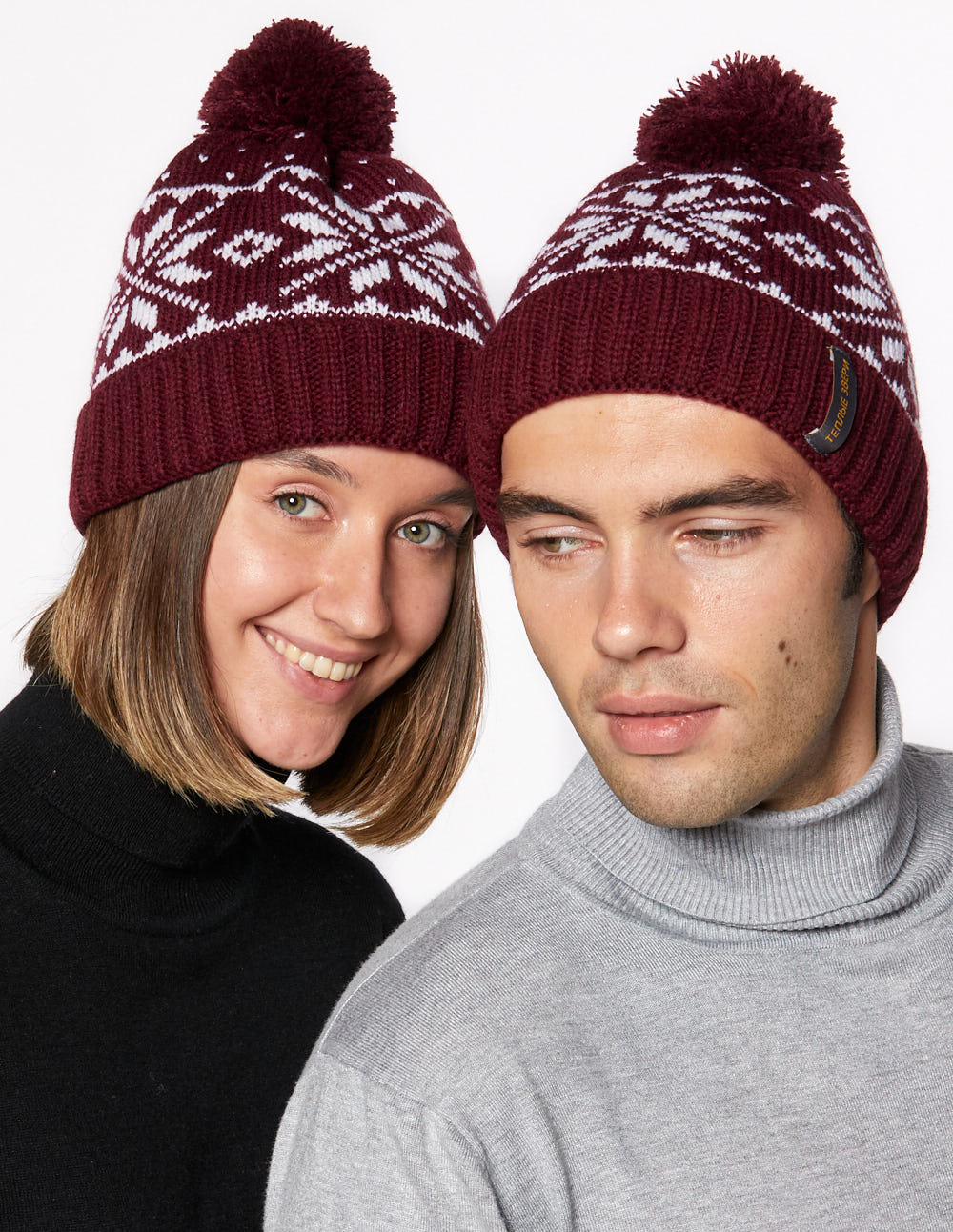 Мужская и женская шапки со снежинками - фото2