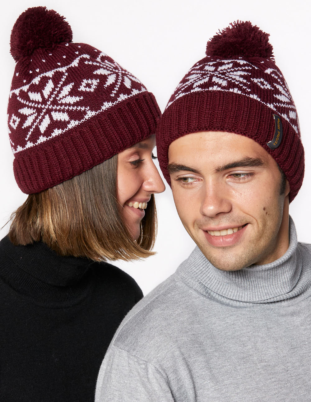 Мужская и женская шапки со снежинками - фото3