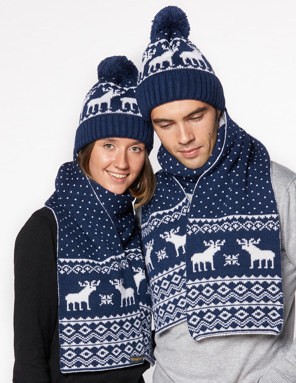 Шапка и шарф с оленями для мужчины и женщины - фото1