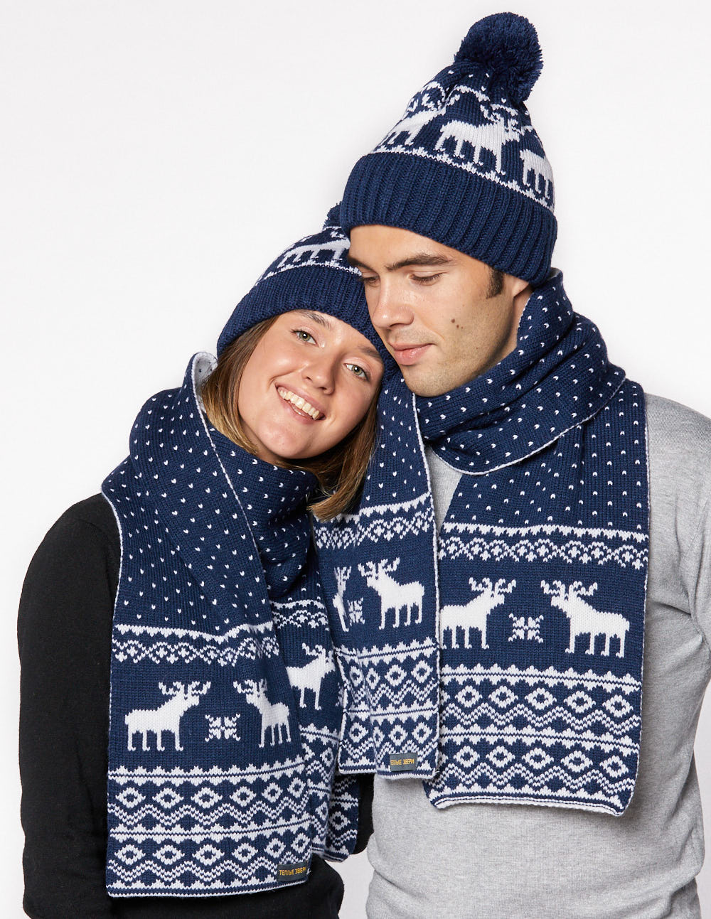 Шапка и шарф с оленями для мужчины и женщины - фото4