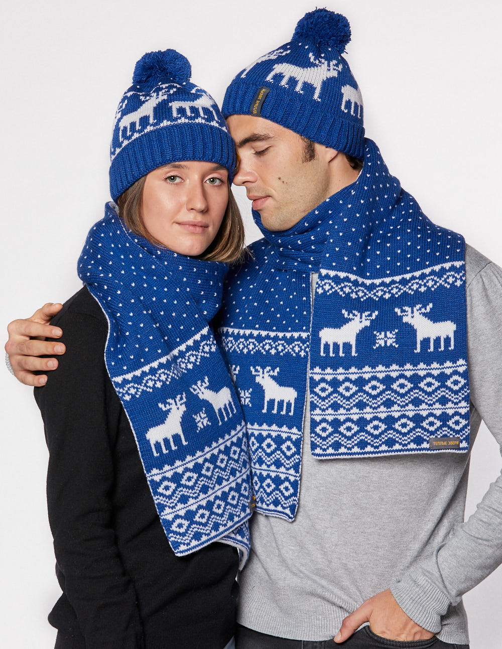 Шапка и шарф с оленями для мужчины и женщины - фото1