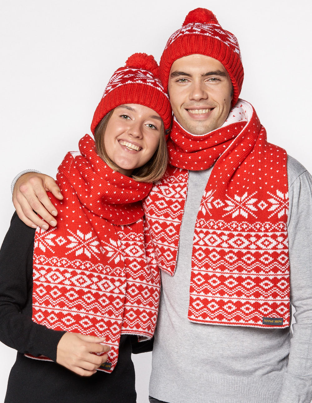 Шапка и шарф со снежинками для мужчины и женщины - фото3