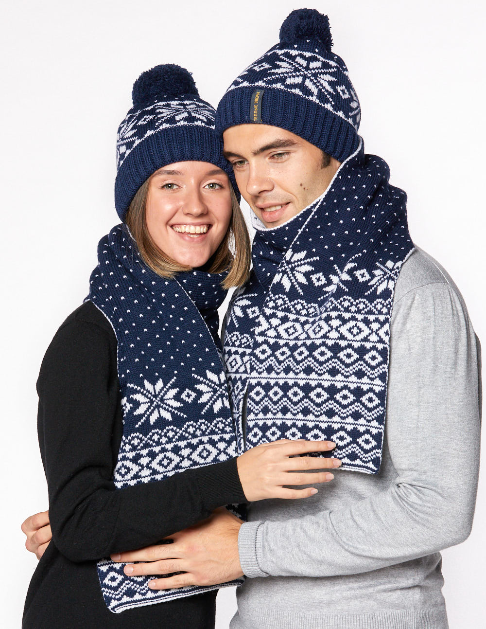 Шапка и шарф со снежинками для мужчины и женщины - фото1