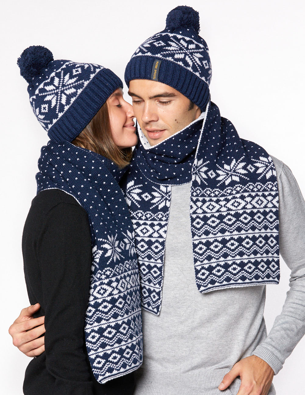 Шапка и шарф со снежинками для мужчины и женщины - фото2