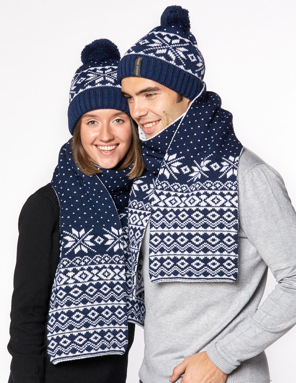 Шапка и шарф со снежинками для мужчины и женщины - фото3