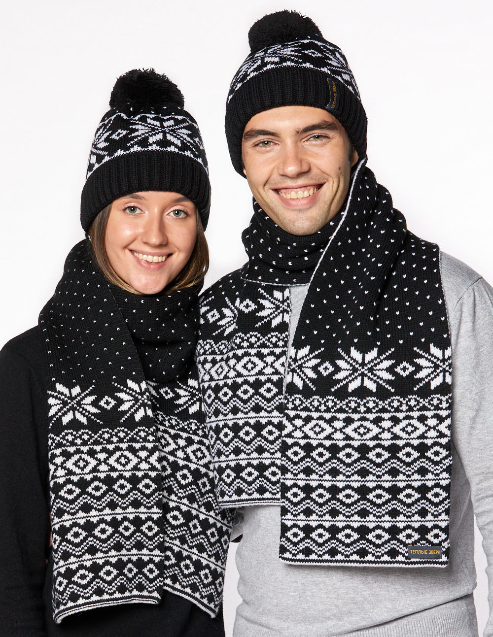 Шапка и шарф со снежинками для мужчины и женщины - фото1