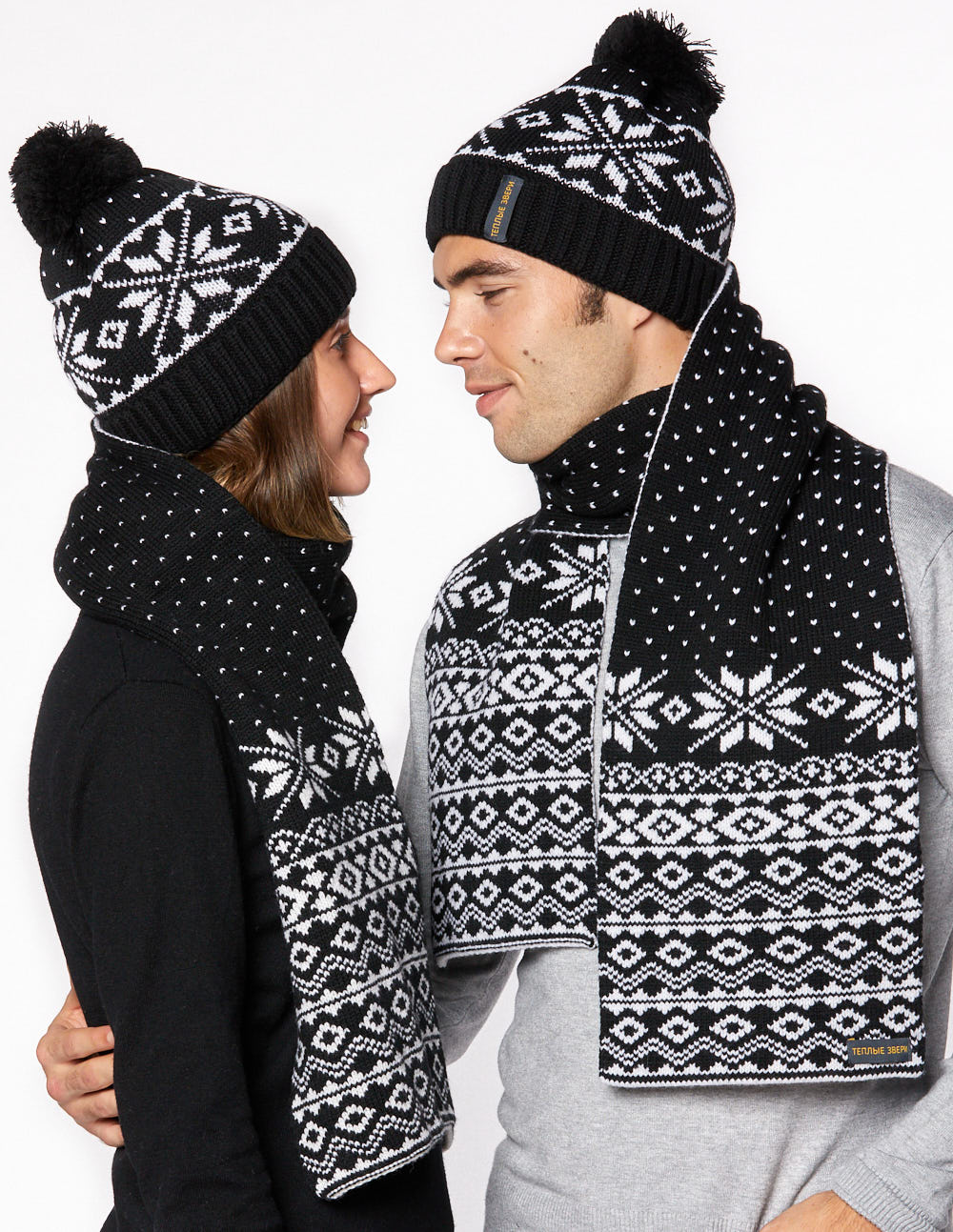 Шапка и шарф со снежинками для мужчины и женщины - фото2