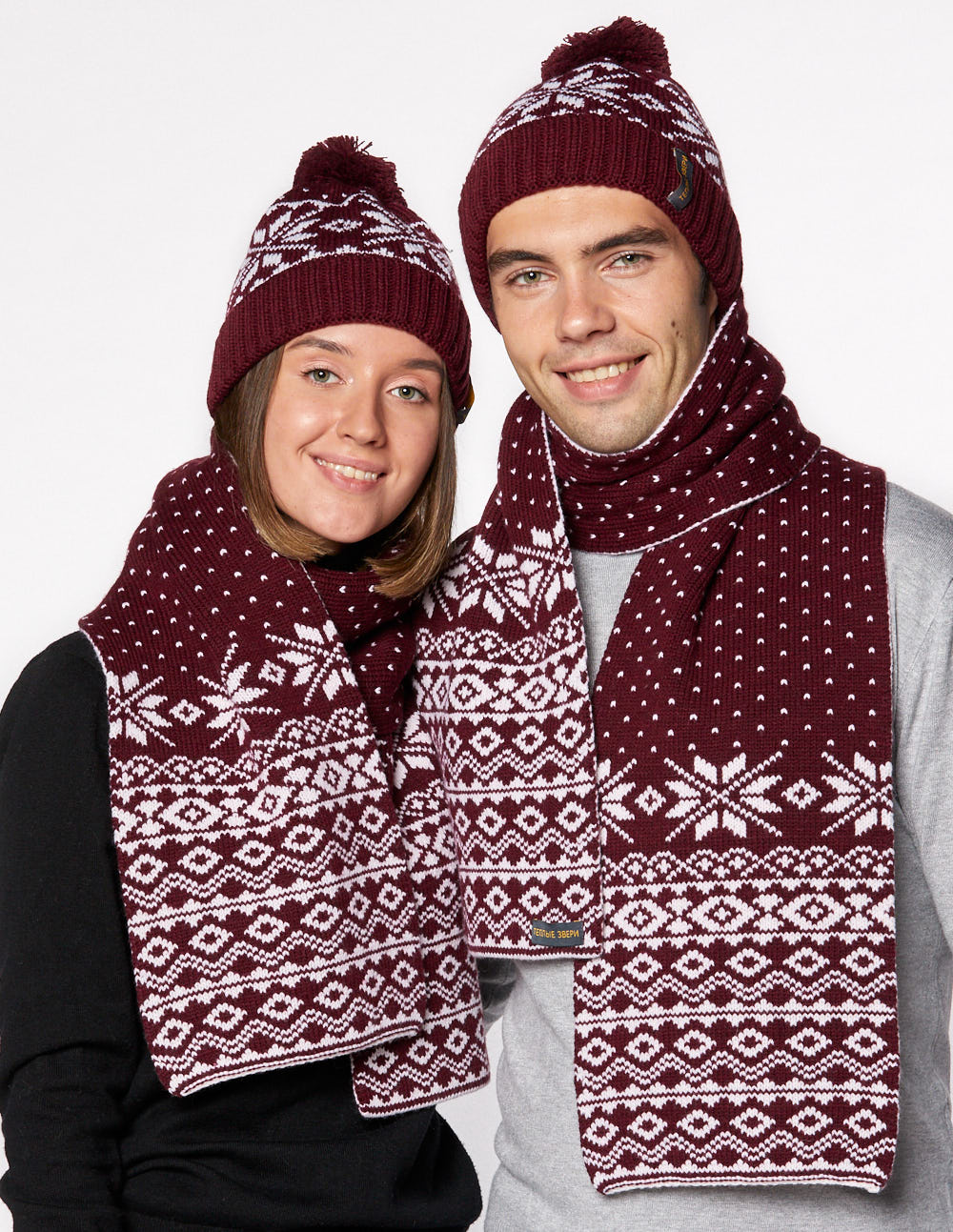 Шапка и шарф со снежинками для мужчины и женщины - фото1