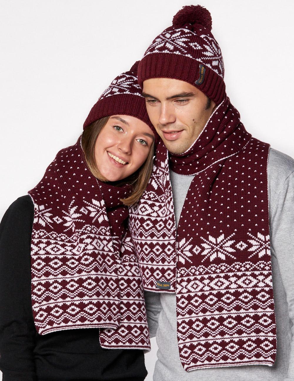 Шапка и шарф со снежинками для мужчины и женщины - фото2