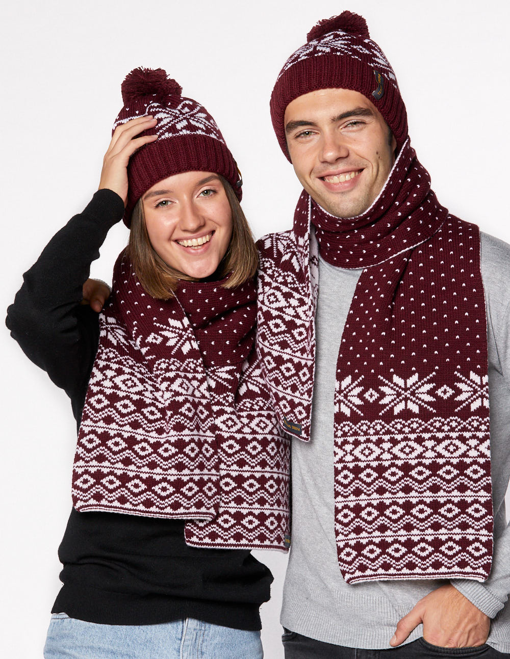 Шапка и шарф со снежинками для мужчины и женщины - фото3