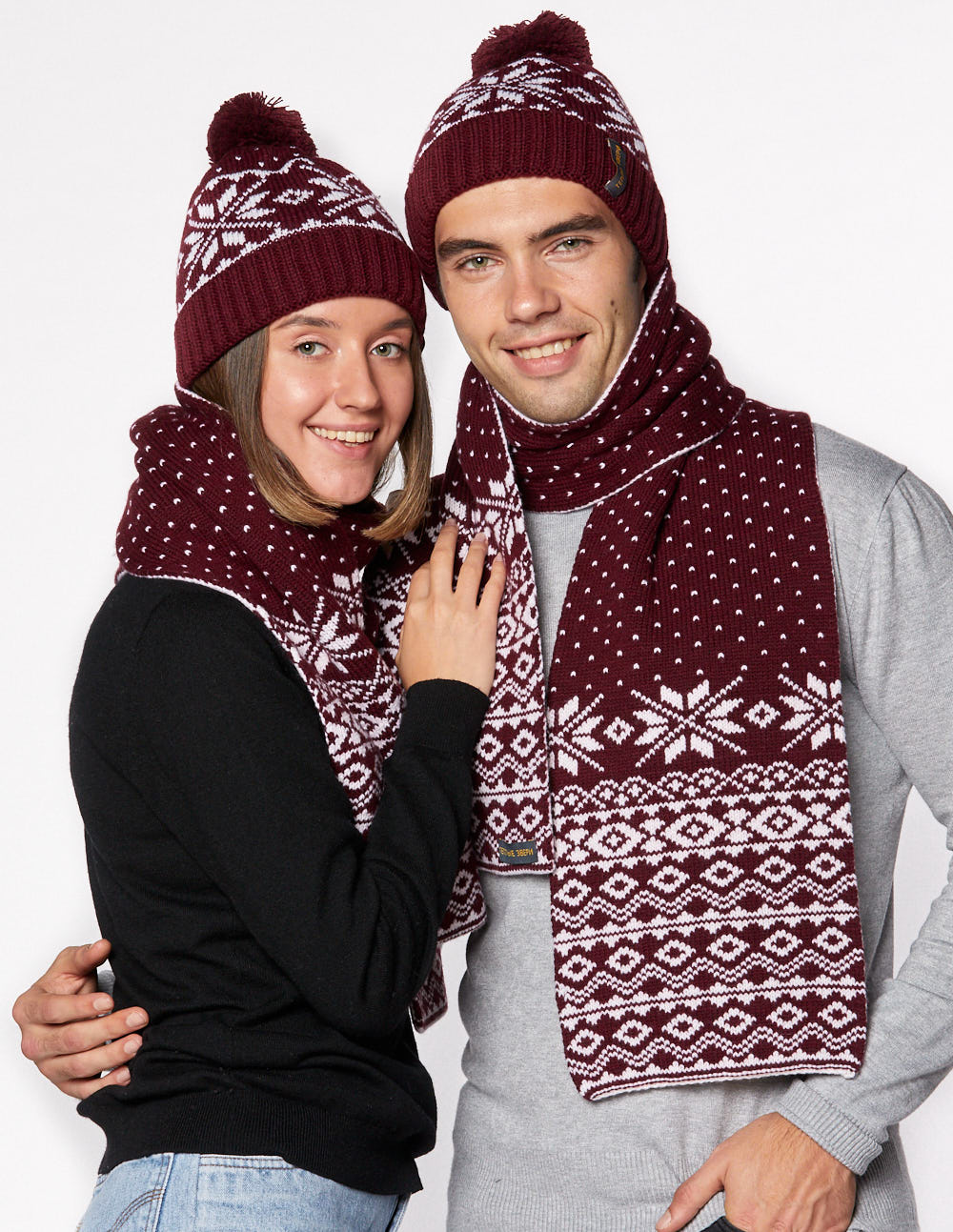 Шапка и шарф со снежинками для мужчины и женщины - фото4