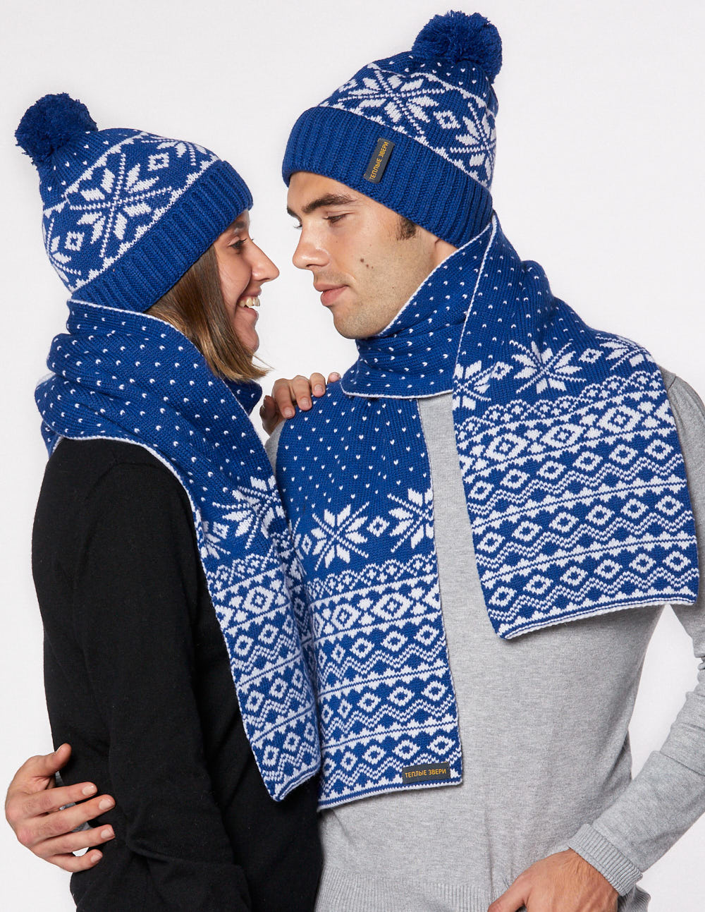 Шапка и шарф со снежинками для мужчины и женщины - фото3