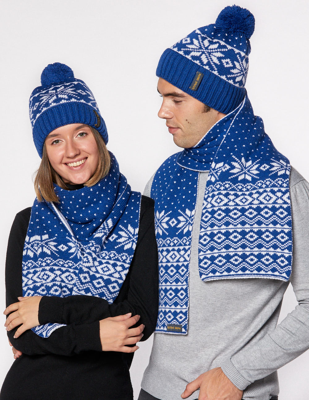 Шапка и шарф со снежинками для мужчины и женщины - фото4