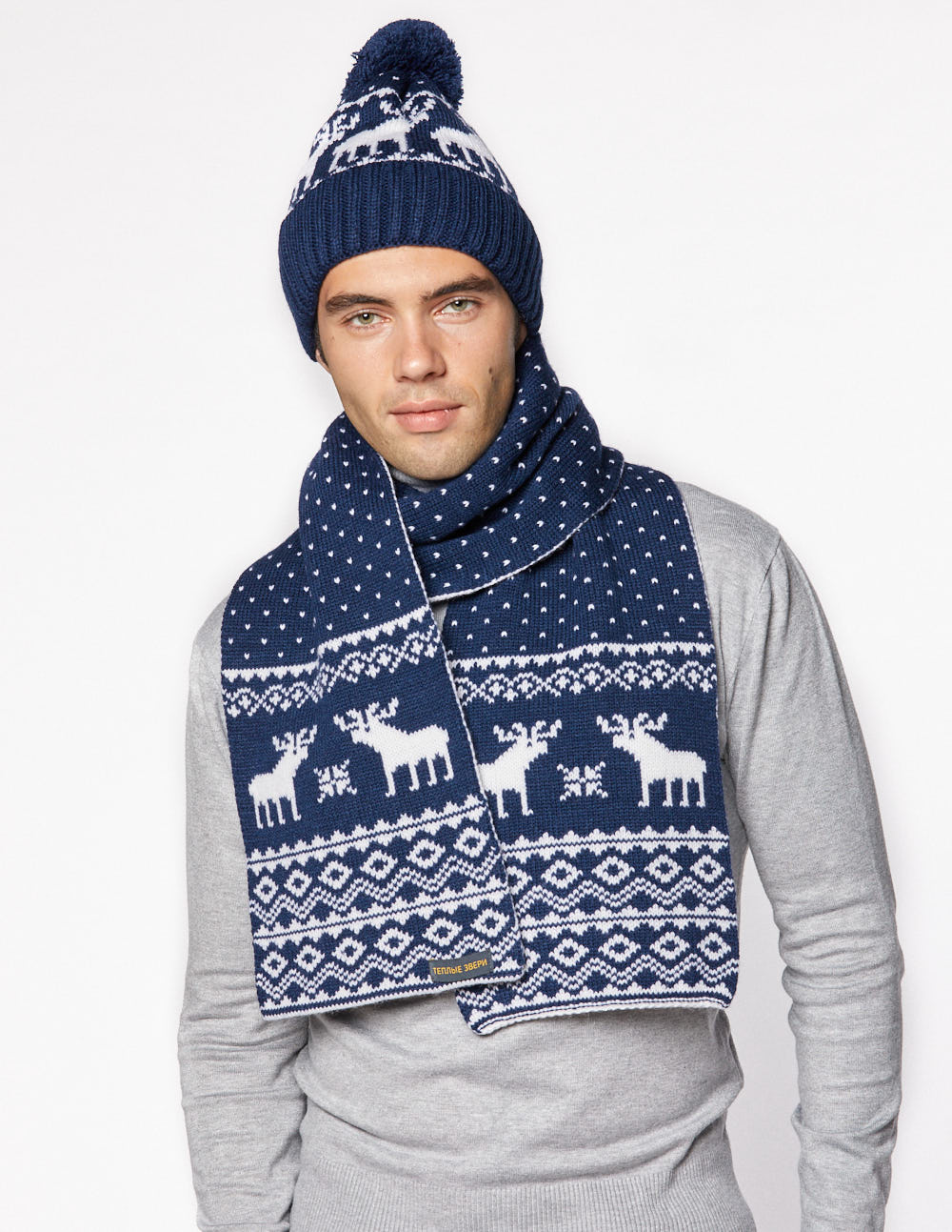 Мужские шапка и шарф с оленями - фото2