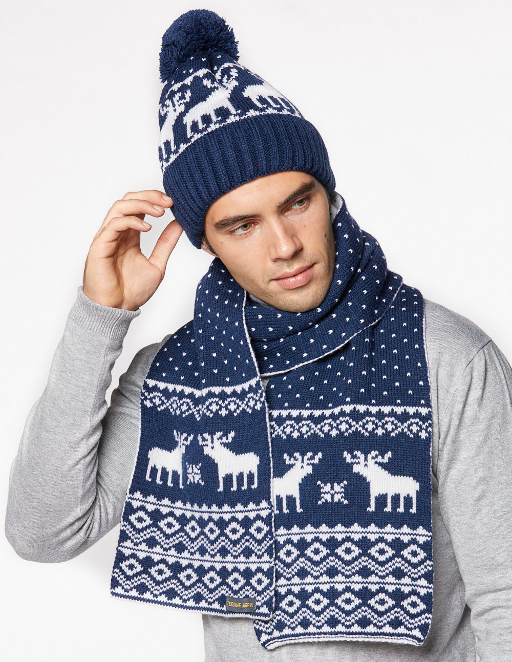 Мужские шапка и шарф с оленями - фото4