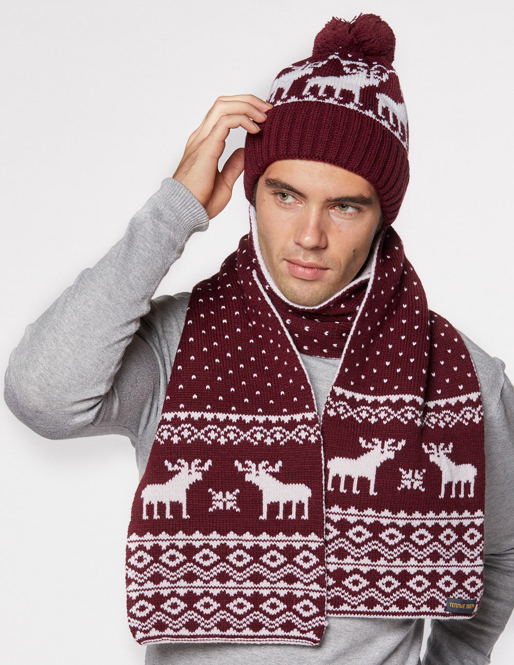 Мужские шапка и шарф с оленями - фото1