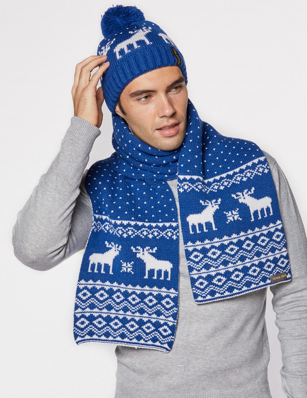 Мужские шапка и шарф с оленями - фото2