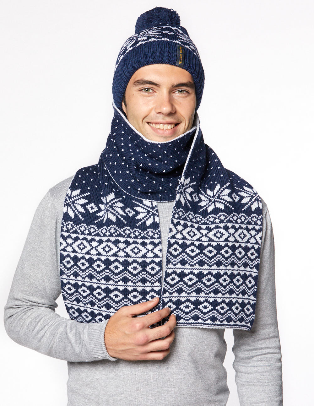 Мужские шапка и шарф со снежинками - фото3