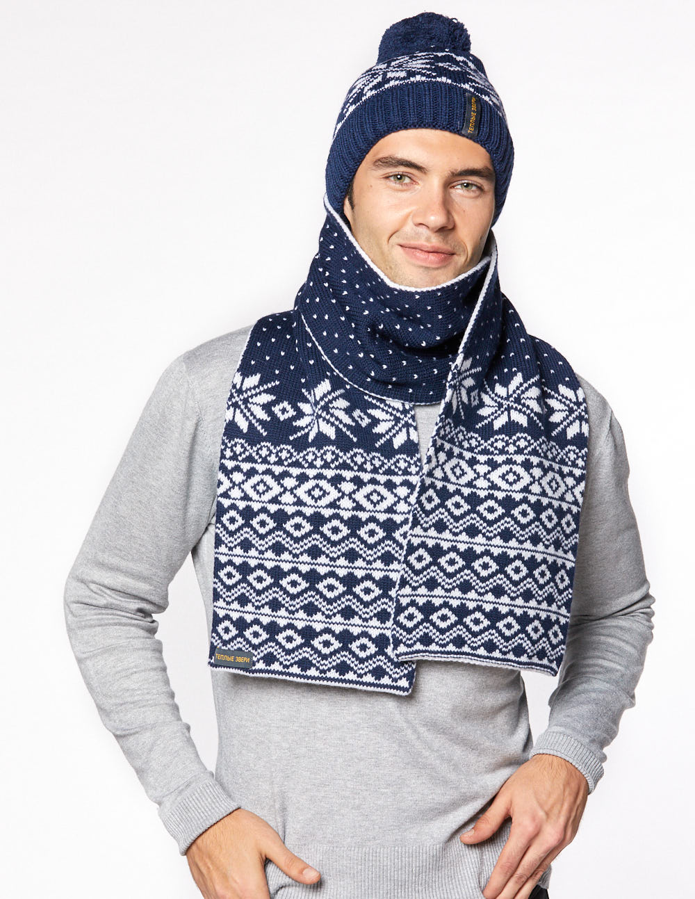 Мужские шапка и шарф со снежинками - фото4