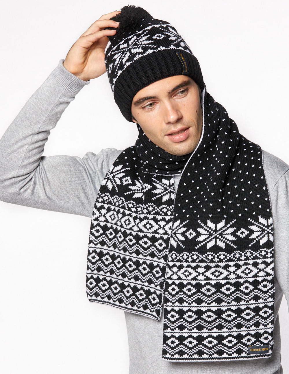 Мужские шапка и шарф со снежинками - фото2