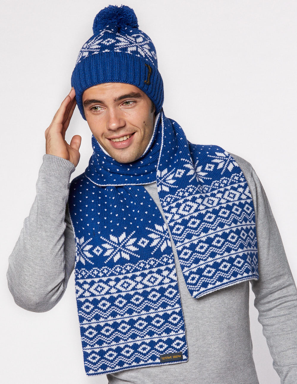 Мужские шапка и шарф со снежинками - фото1