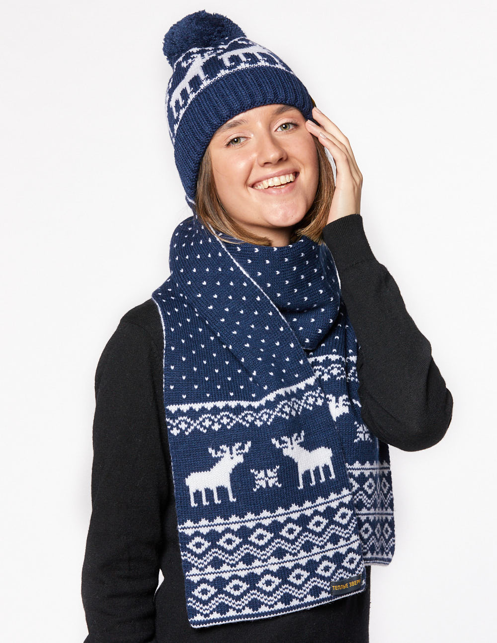 Женские шапка и шарф с оленями - фото1