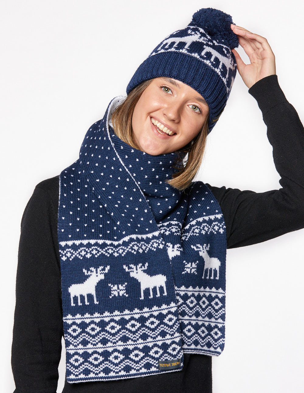 Женские шапка и шарф с оленями - фото2