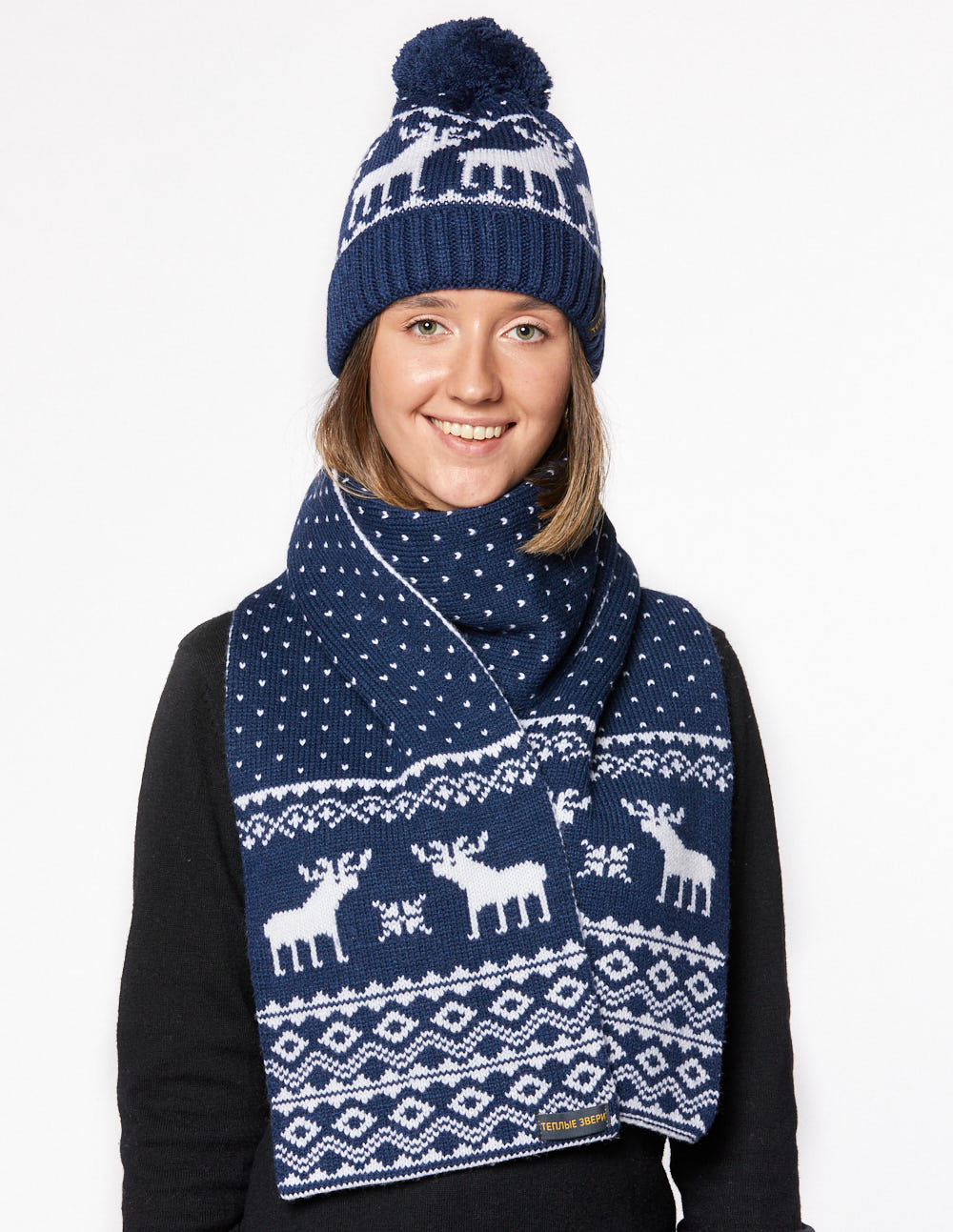 Женские шапка и шарф с оленями - фото3
