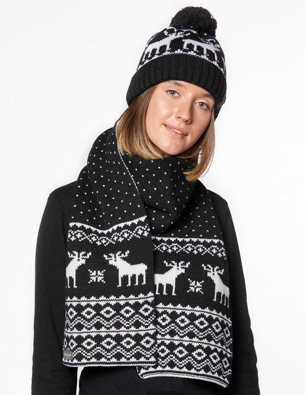 Женские шапка и шарф с оленями - фото2