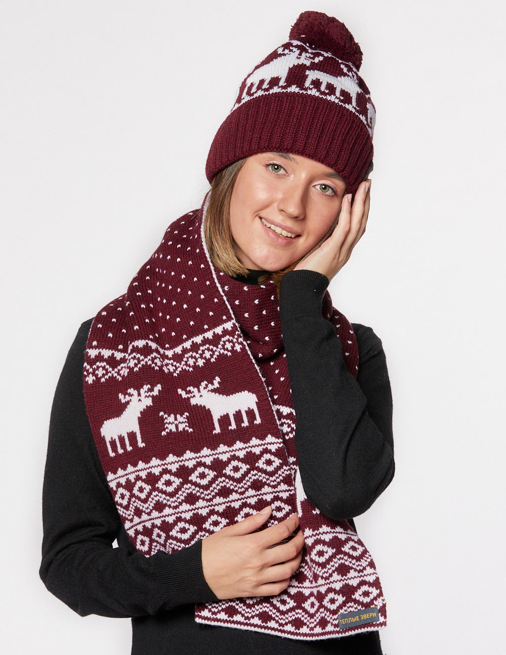 Женские шапка и шарф с оленями - фото2
