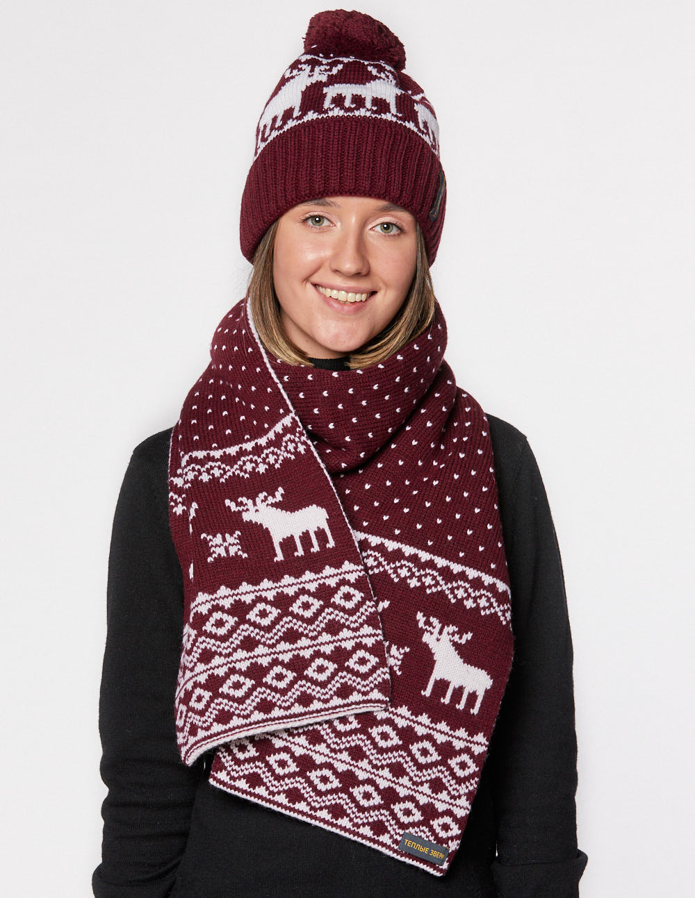 Женские шапка и шарф с оленями - фото3